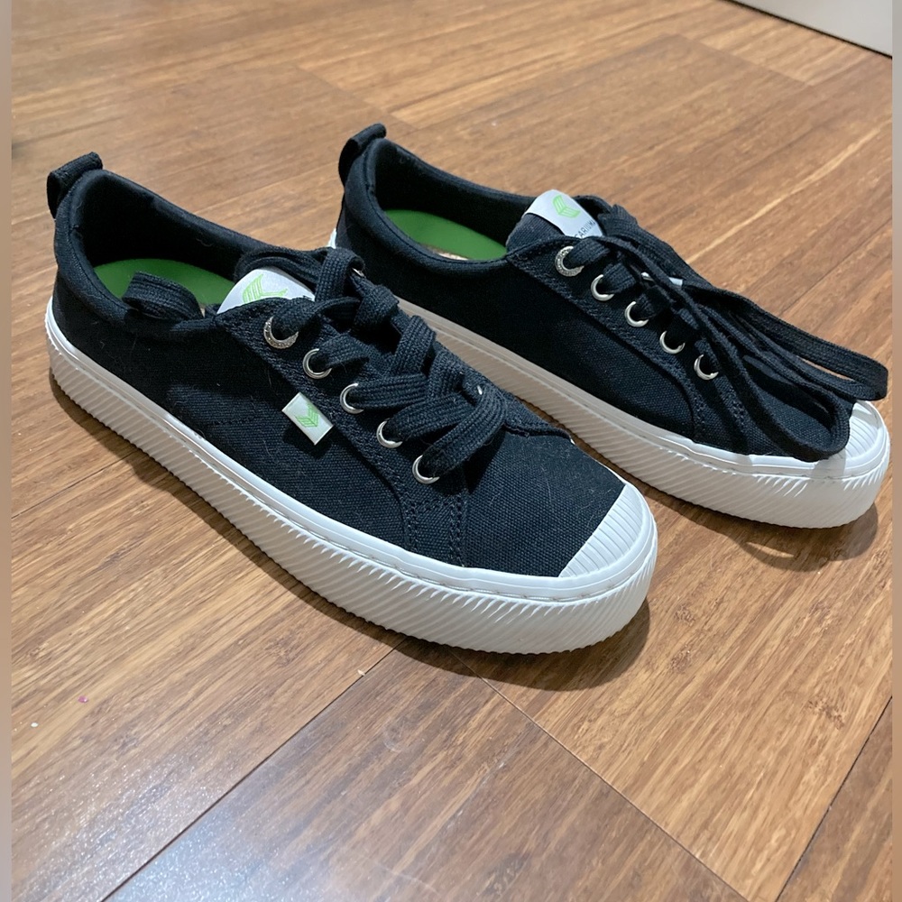 Like New Cariuma Black OCA Low Canvas Sneaker Women Size 7